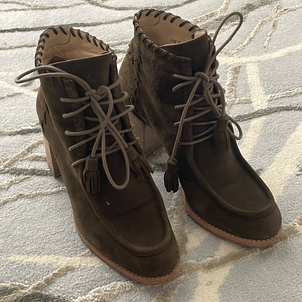 Stuart Weitzman Wallawalla Booties Womens Green Suede Lace Up Tasseled size 8.5